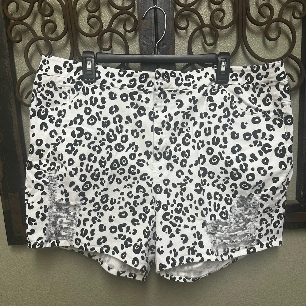 Southern Stitch stylish Black and White Leopard Print Women's Shorts